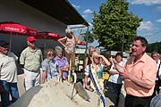 Paul Gamperl zeigt den Gästen des Hoffestes, wie Spargel angebaut wird (Foto: MartiN Schmitz)